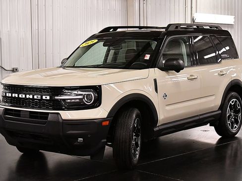 Used 2025 Ford Bronco Sport Outer Banks w/ Outer Banks Tech Package+ AWD/4WD image 3