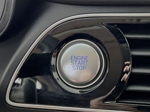 Used 2023 Genesis G70 2.0T image 23