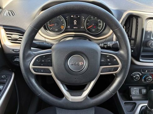 Used 2017 Jeep Cherokee Sport FWD image 22