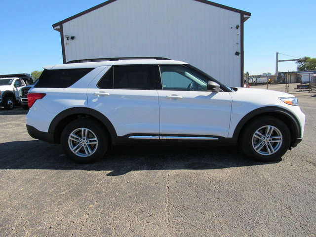 Used 2022 Ford Explorer XLT w/ Equipment Group 202A AWD/4WD image 2