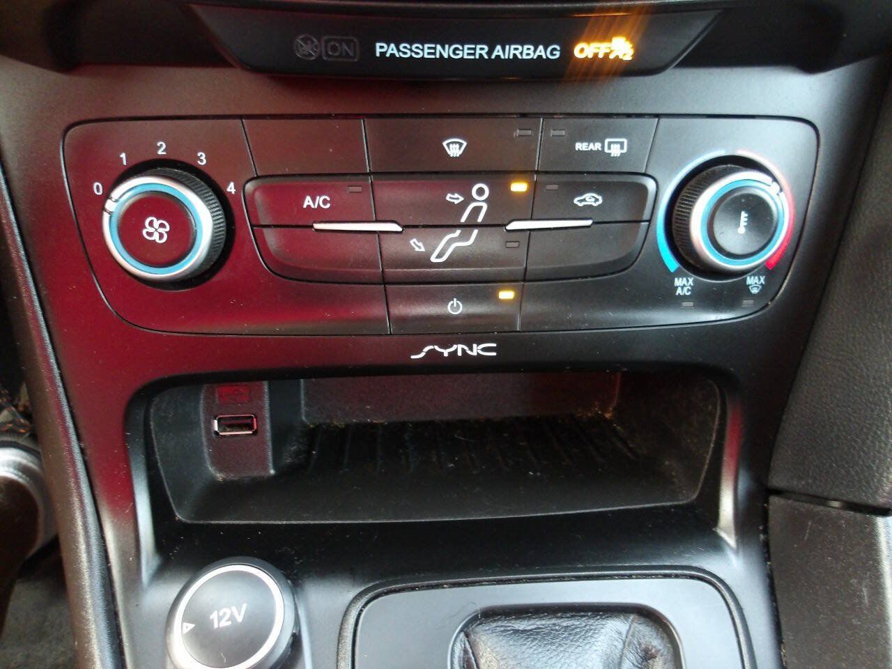 Used 2015 Ford Focus SE w/ SE Sport Package FWD image 14