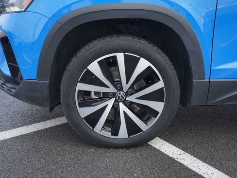 Used 2023 Volkswagen Taos SE w/ Panoramic Sunroof Package image 11
