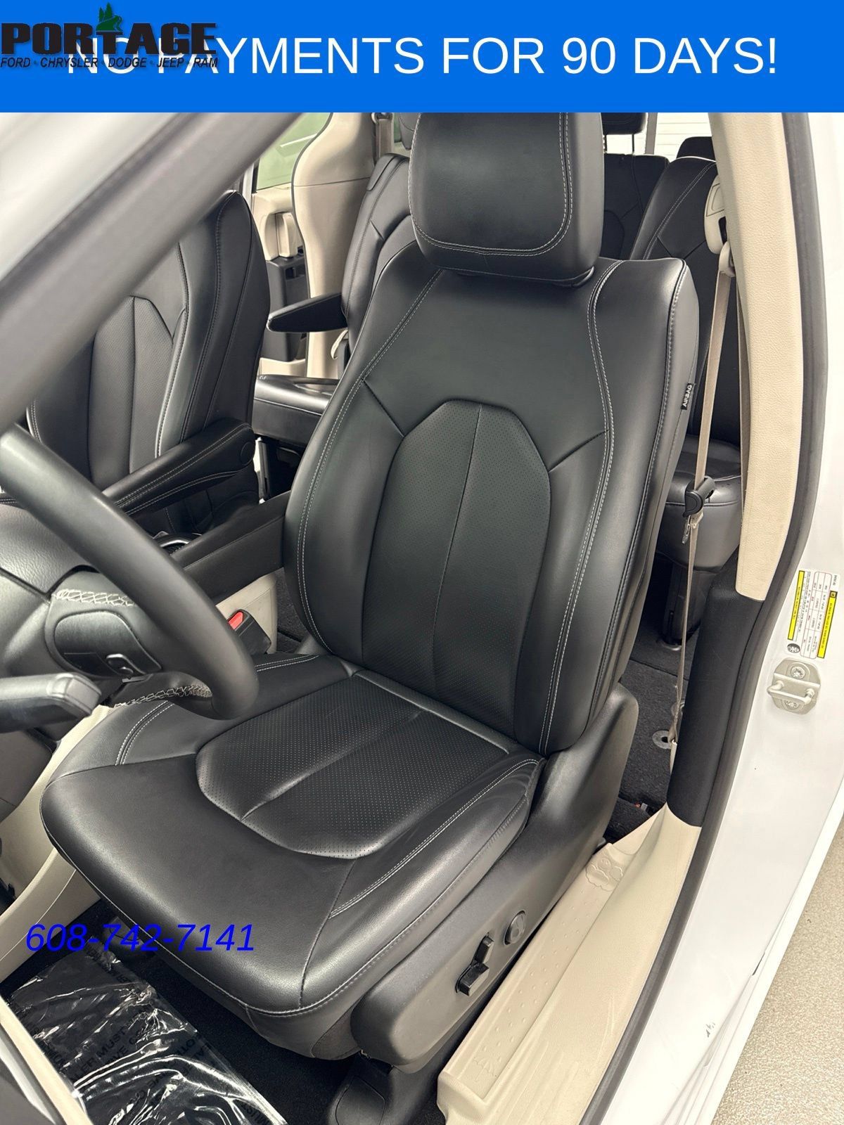 Used 2024 Chrysler Pacifica Touring-L FWD image 8