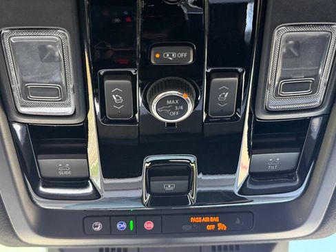 Used 2025 Cadillac Escalade ESV V AWD/4WD image 34