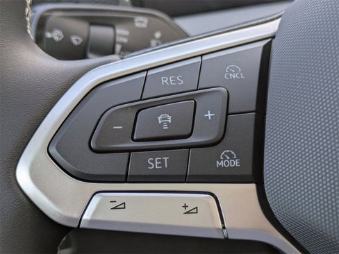 New 2025 Volkswagen Tiguan SE image 24