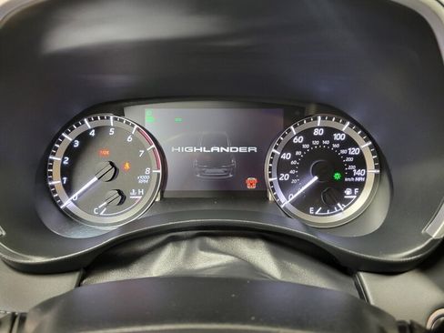 Used 2024 Toyota Highlander XLE AWD/4WD image 36