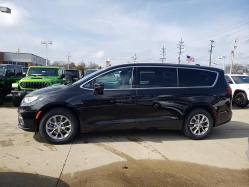 New 2026 Chrysler Pacifica Limited w/ Uconnect Theater Family Group AWD/4WD image 3