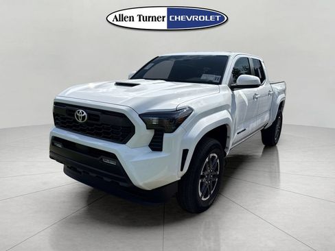 Used 2025 Toyota Tacoma TRD Sport AWD/4WD image 3