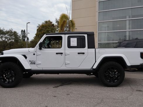 Used 2025 Jeep Gladiator Sport image 5