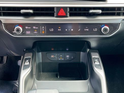 Certified 2025 Kia Sorento S w/ Panoramic Sunroof Package image 32