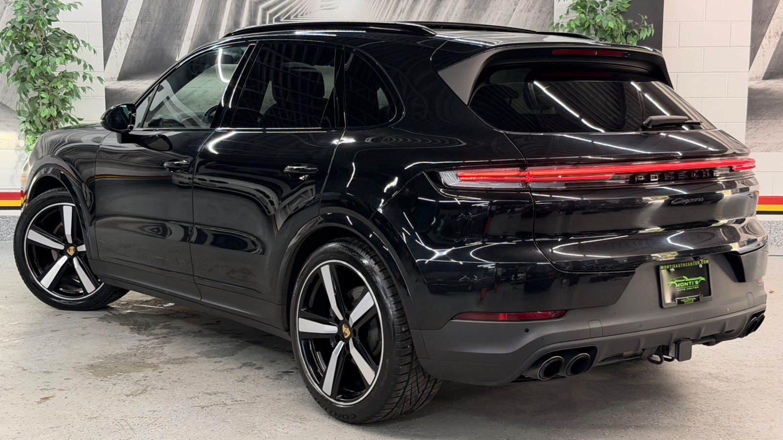 Used 2024 Porsche Cayenne AWD/4WD image 4