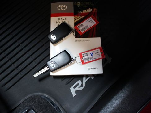 Used 2020 Toyota RAV4 LE w/ All Weather Liner Package AWD/4WD image 34
