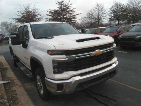 Used 2024 Chevrolet Silverado 2500 LT image 2