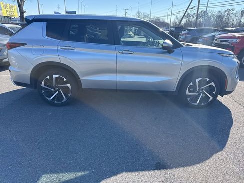 Used 2024 Mitsubishi Outlander SE image 2