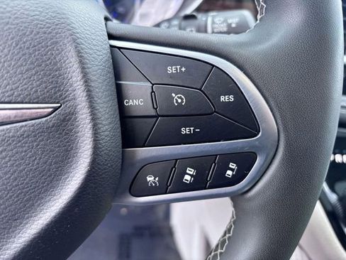 Used 2023 Chrysler Pacifica Limited FWD image 18