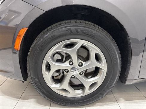 Used 2022 Chrysler Pacifica Limited AWD/4WD image 7