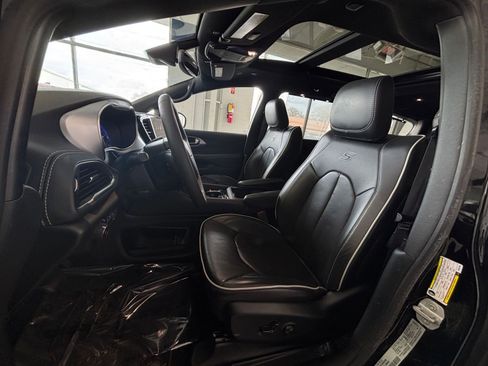 Used 2025 Chrysler Pacifica Limited image 35