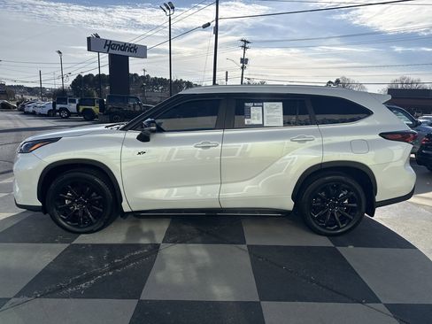 Used 2024 Toyota Highlander XLE image 7