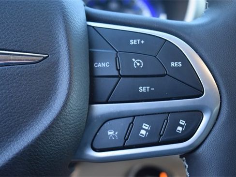 Used 2022 Chrysler Pacifica Touring-L image 33