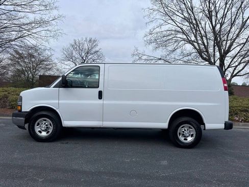 Used 2018 Chevrolet Express 2500 RWD image 3