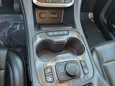 Used 2023 GMC Acadia SLT image 25