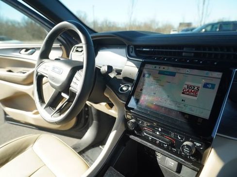 Used 2023 Jeep Grand Cherokee L Limited image 33