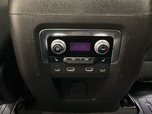 Used 2021 GMC Yukon Denali w/ Denali Premium Package image 32