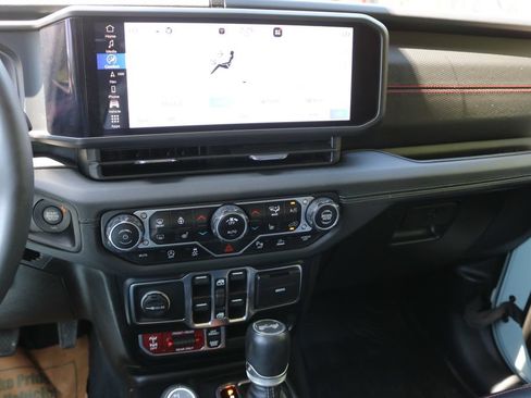 Used 2024 Jeep Wrangler Unlimited Rubicon AWD/4WD image 24