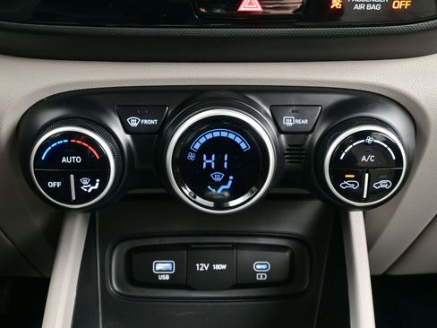 Certified 2025 Hyundai Venue SEL image 20