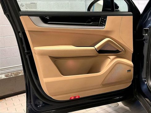Certified 2025 Porsche Cayenne Coupe AWD/4WD image 28
