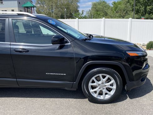 Used 2018 Jeep Cherokee Latitude FWD image 9