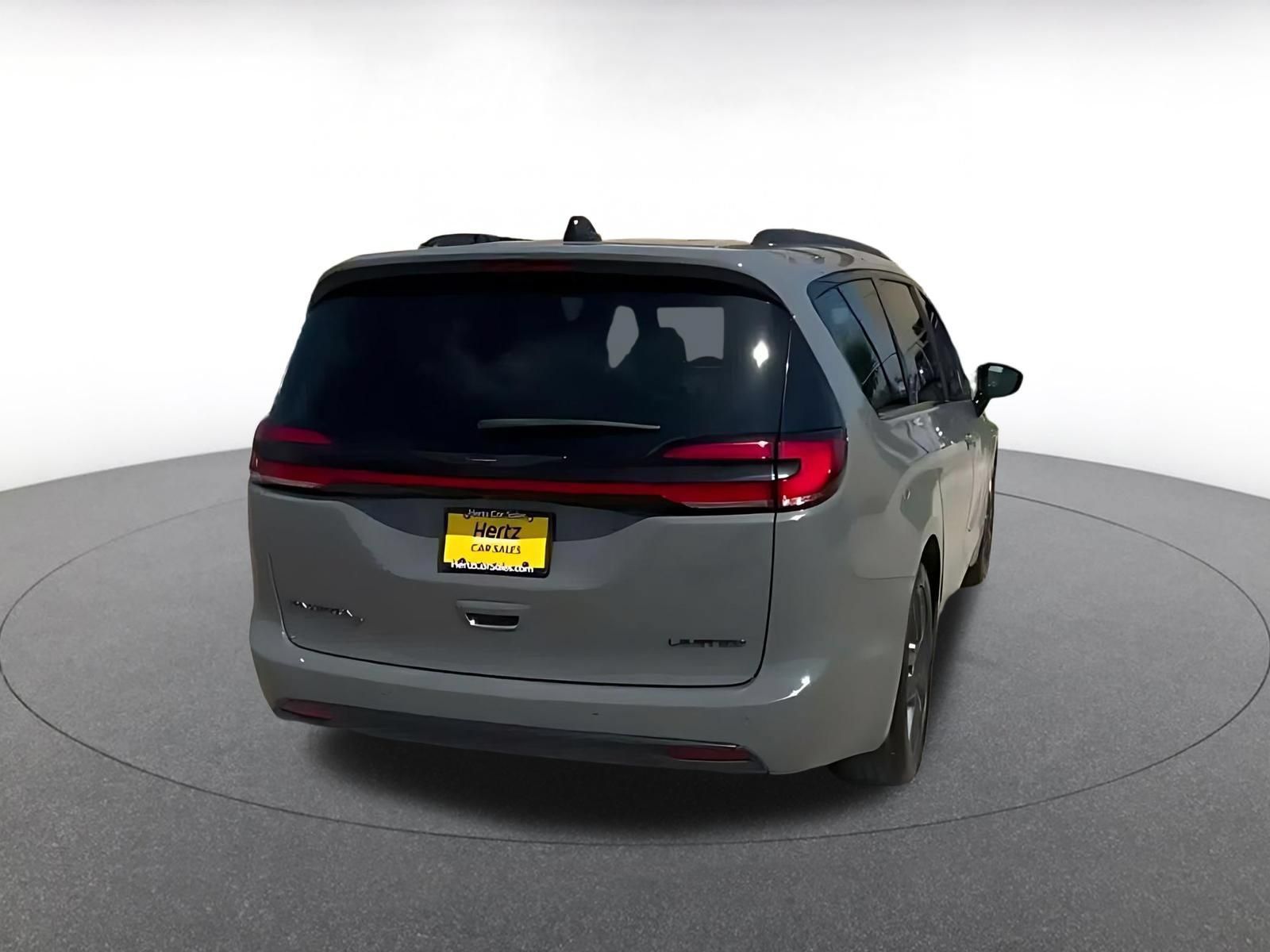 Used 2025 Chrysler Pacifica Limited FWD image 14