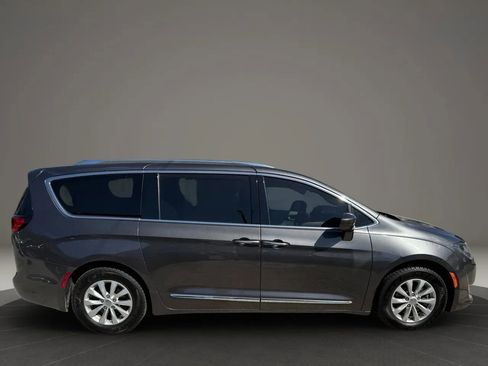 Used 2018 Chrysler Pacifica Touring-L FWD image 6
