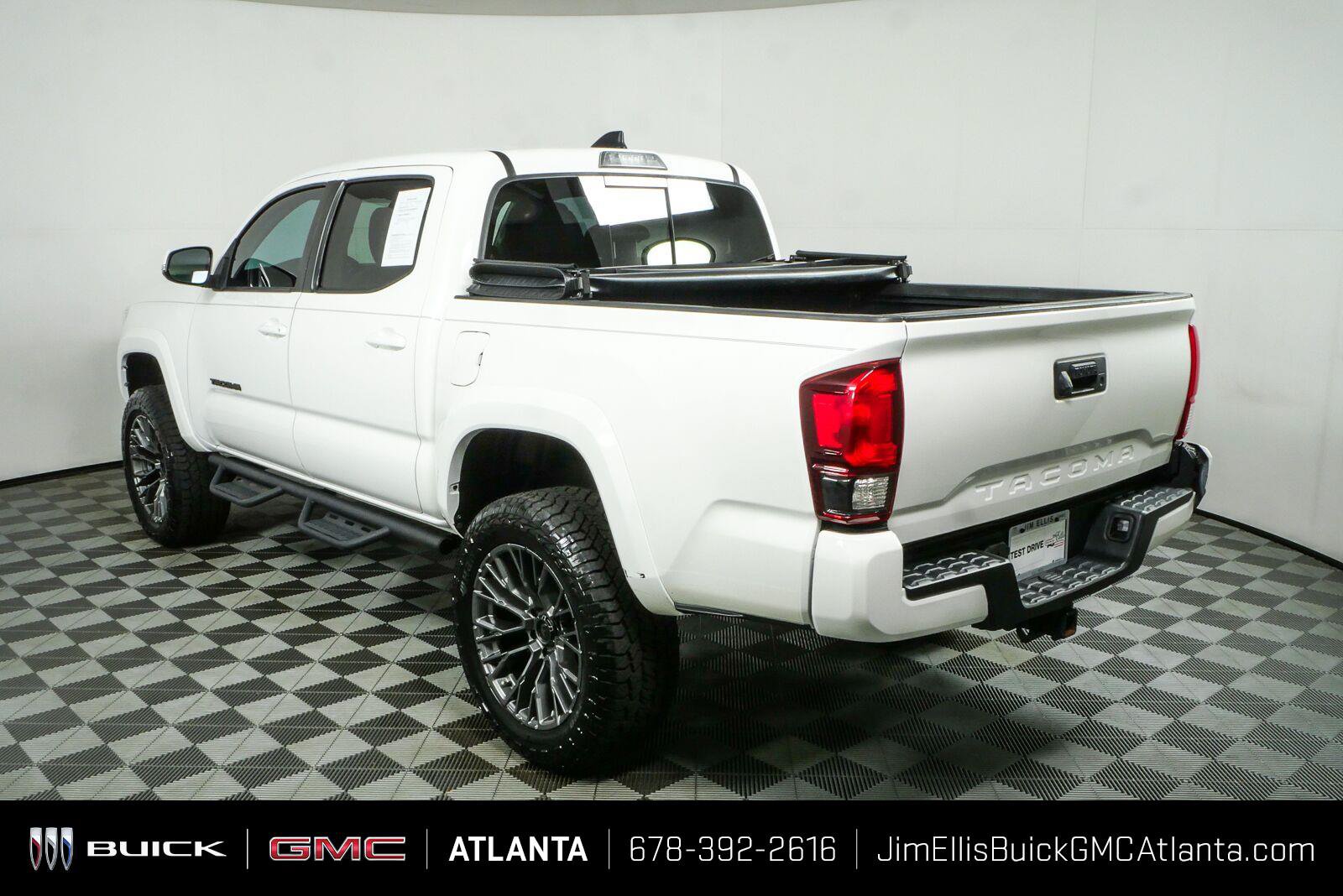 Used 2022 Toyota Tacoma SR5 w/ Technology Package RWD image 28