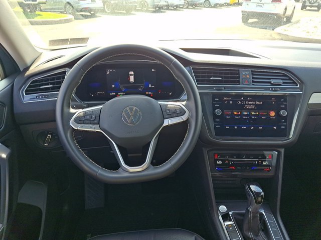 Used 2023 Volkswagen Tiguan SE w/ Panoramic Sunroof Package AWD/4WD image 17