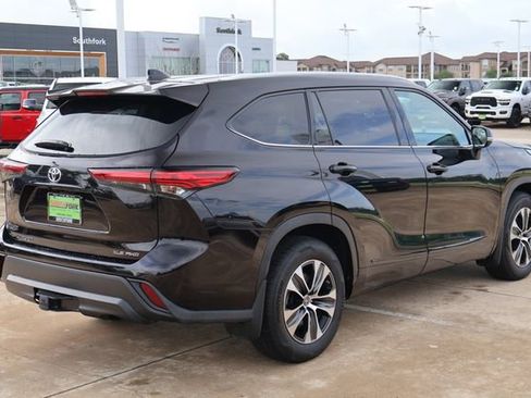 Used 2022 Toyota Highlander XLE AWD/4WD image 6