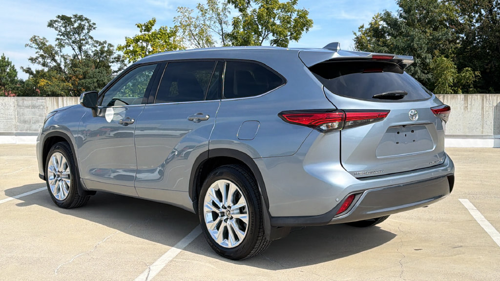 Used 2021 Toyota Highlander Limited AWD/4WD image 3