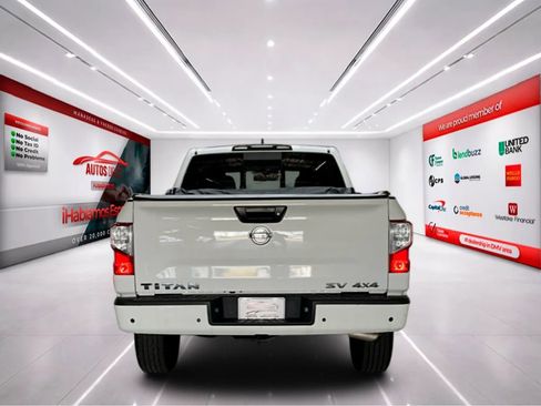 Used 2022 Nissan Titan SV image 7