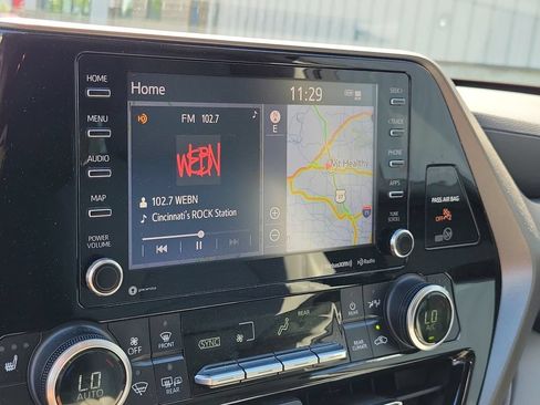 Used 2020 Toyota Highlander XLE AWD/4WD image 32