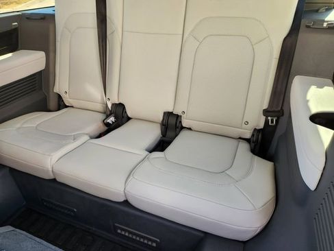 Used 2025 Land Rover Defender 130 X-Dynamic SE image 30