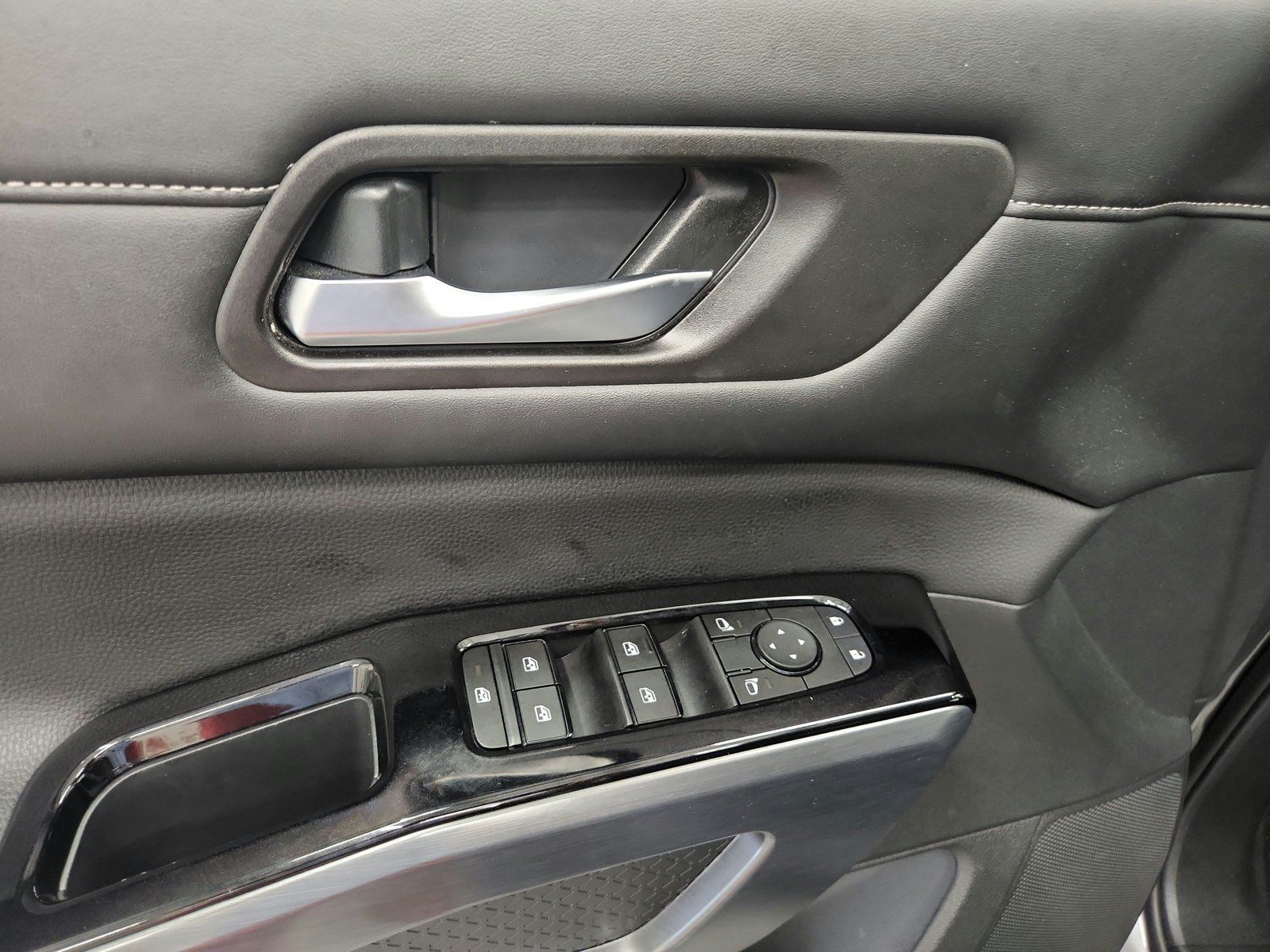 Used 2024 Nissan Pathfinder SL FWD image 20