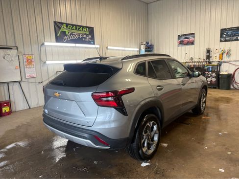 Used 2025 Chevrolet Trax LT FWD image 5