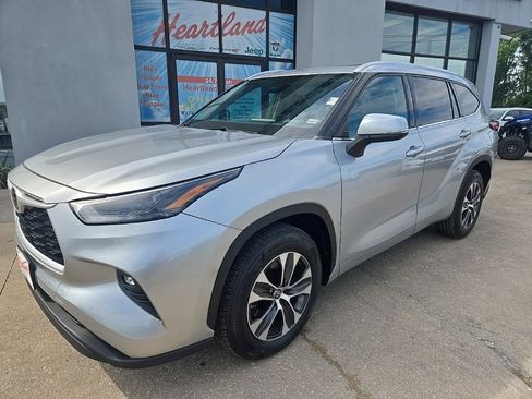 Used 2022 Toyota Highlander XLE image 2