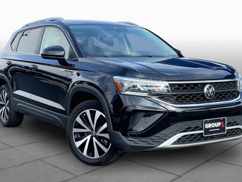 Used 2022 Volkswagen Taos SE w/ Panoramic Sunroof Package FWD image 3