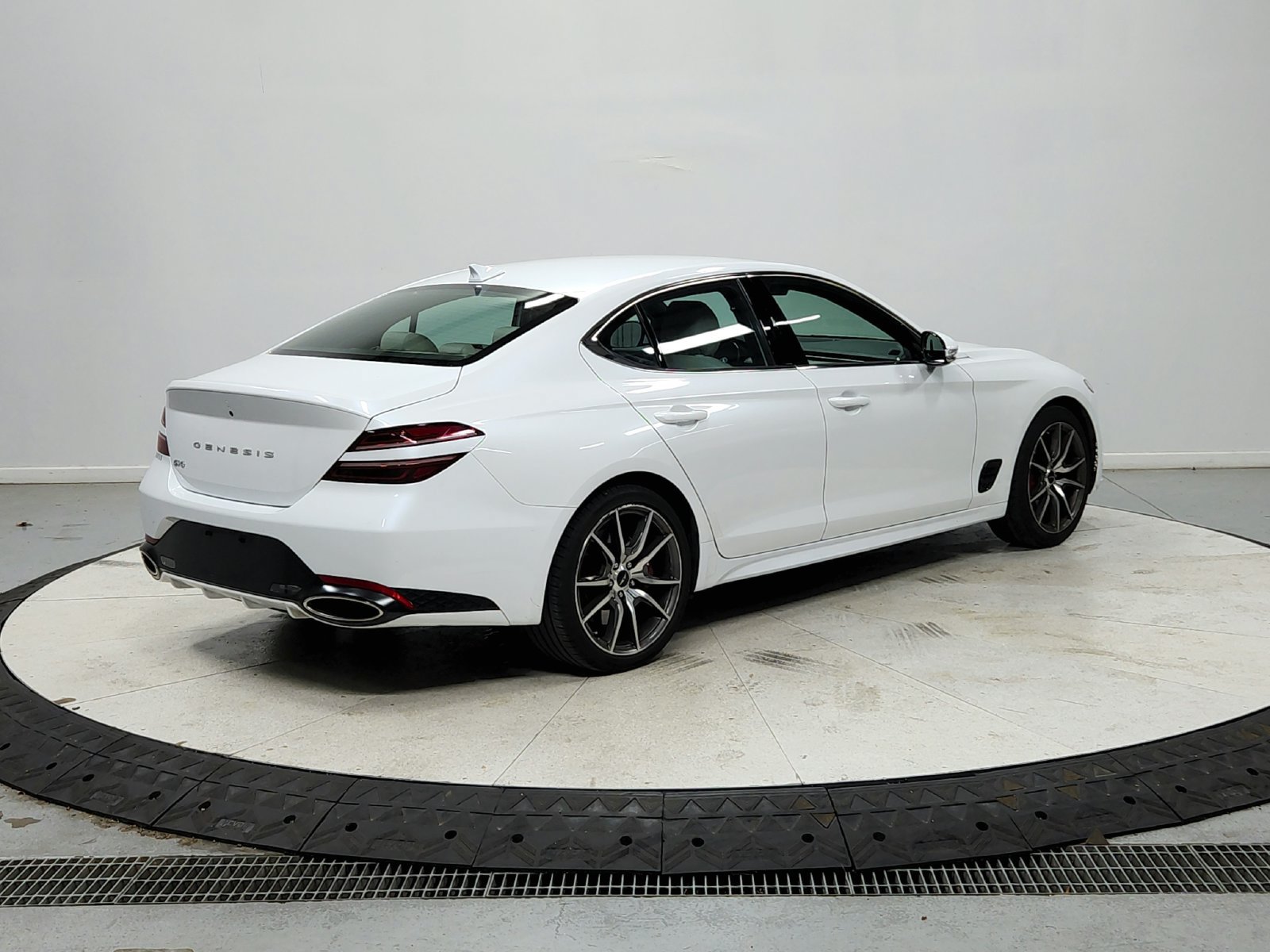 Used 2025 Genesis G70 2.5T RWD image 8