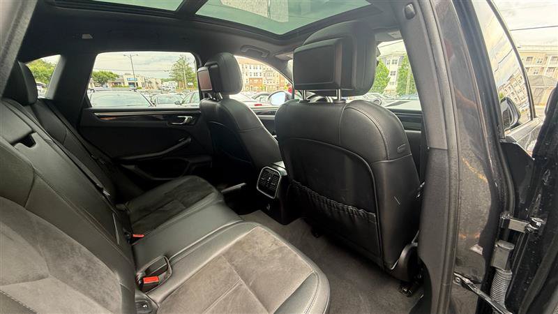Used 2018 Porsche Macan AWD/4WD image 13