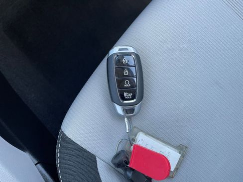 Used 2025 Hyundai Venue SEL image 21