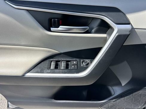 Used 2020 Toyota RAV4 XLE w/ Convenience Package FWD image 30