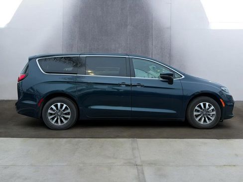 Used 2023 Chrysler Pacifica Touring-L image 3