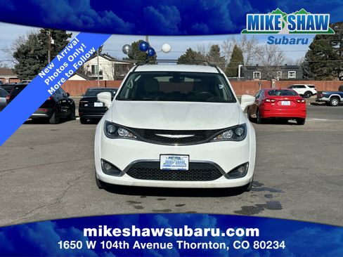 Used 2017 Chrysler Pacifica Touring-L image 2